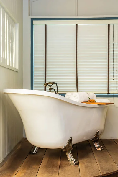 スパのための浴室の美しい高級エレガンス白いバスタブ装飾インテリア リラックス コンセプト — ストック写真