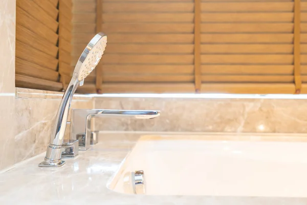 Schöne Luxus Badewanne Und Wasserhahn Dekoration Innenraum Des Badezimmers — Stockfoto