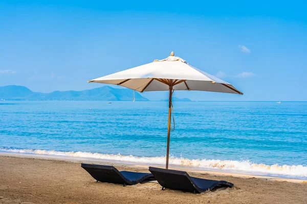 Krzesło Parasol Piękny Plaża Ocean Sea Niebo Dla Przyjemności Podróży — Zdjęcie stockowe