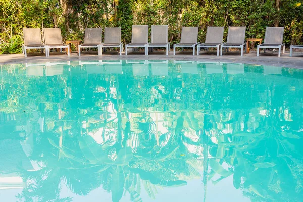 Cadeira Vazia Torno Piscina Resort Hotel Para Viagens Lazer Férias — Fotografia de Stock