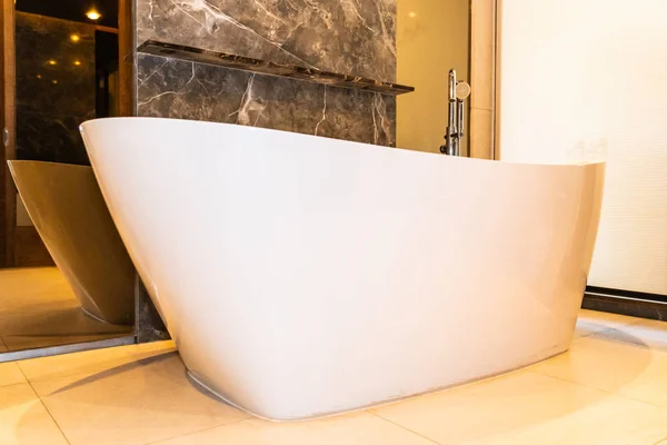 Hermosa Decoración Bañera Blanca Lujo Interior Del Baño Para Relajarse —  Fotos de Stock
