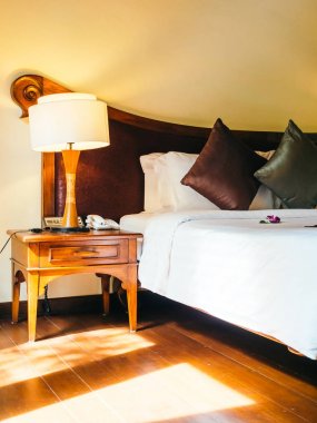 Yatak Dekorasyon otel yatak odasında rahat yastık