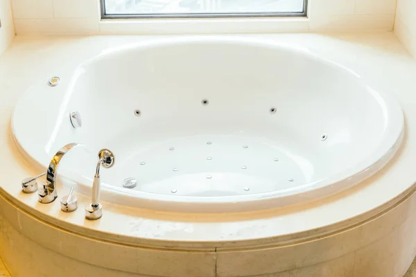 Güzel lüks banyo iç dekorasyonda küvet — Stok fotoğraf