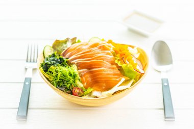 Deniz yosunu ve diğer vegeta et sashimi ham taze somon balık