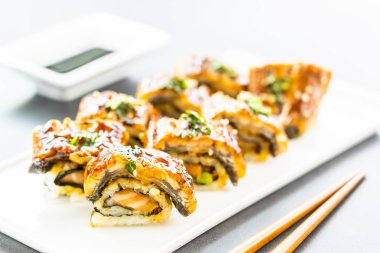 Izgara yılan balığı veya unagi balık suşi maki rulo tatlı sos ile