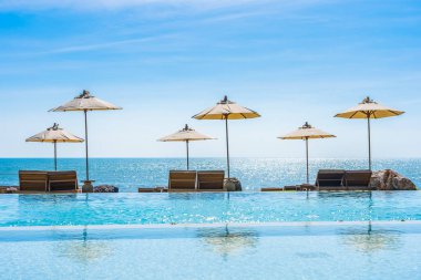 Deniz okyanus üzerinde sky şemsiye ve sandalye ile güzel manzara 