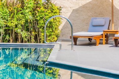 Şemsiye ve sandalye yakın deniz okyanus plaj wi yüzme havuzu etrafında