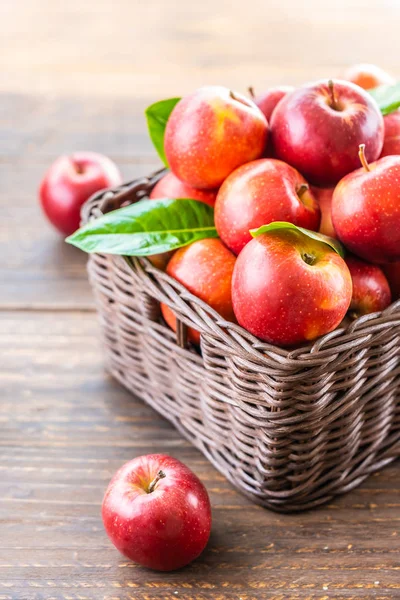 Pomme rouge dans le panier — Photo