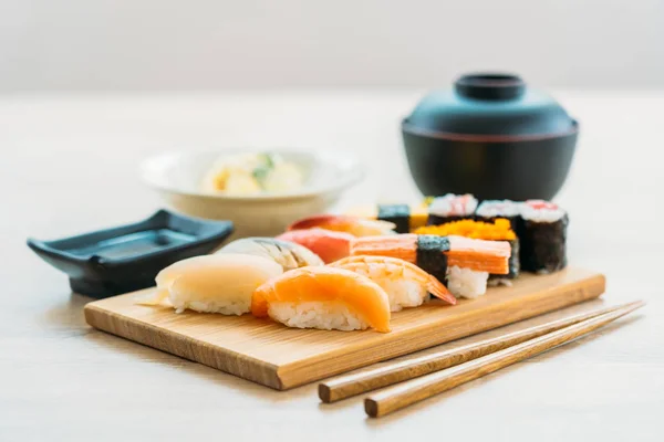 Camarão com casca de atum de salmão e outra carne sushi maki — Fotografia de Stock