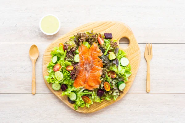 生熏鲑鱼肉鱼与新鲜的绿色蔬菜沙拉 — 图库照片