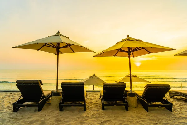 Ombrellone e sedia sulla bellissima spiaggia e mare all'alba tim — Foto Stock