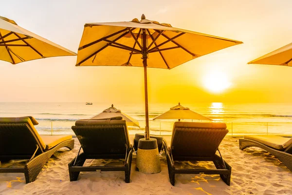 Parapluie et chaise sur la belle plage et la mer au lever du soleil tim — Photo