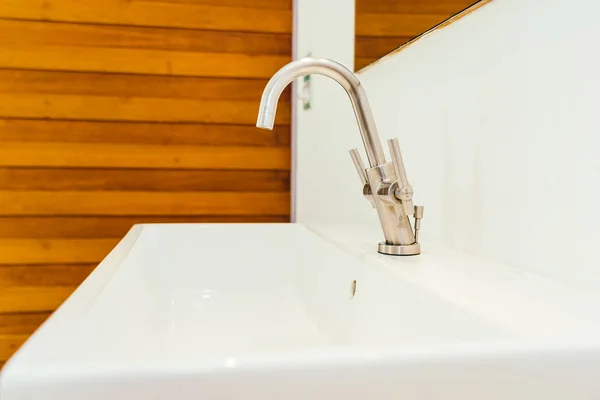 Kran eller vatten tryck och vitt handfat eller tvättställ dekoration i ba — Stockfoto