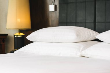 Güzel lüks rahat beyaz yastık ve battaniye yatakta zekâ