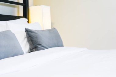 Hafif lamba ile yatakta güzel lüks rahat yastık