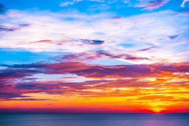 Sunr de deniz okyanusunun güzel açık tropikal doğa manzara