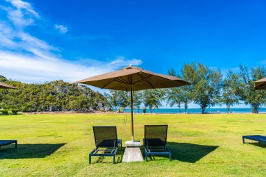 Şemsiye ve c ile deniz ve plaj güzel açık manzara