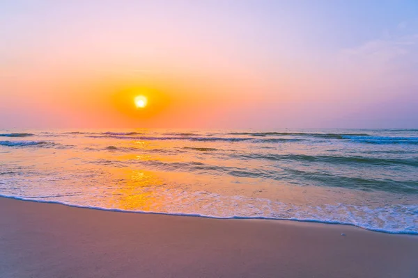 Prachtig landschap buiten zee oceaan en strand bij zonsopgang of su — Stockfoto