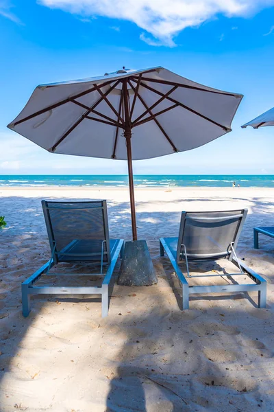 Ομπρέλα και καρέκλα γύρω από το όμορφο υπαίθριο τοπίο της παραλίας s — Φωτογραφία Αρχείου