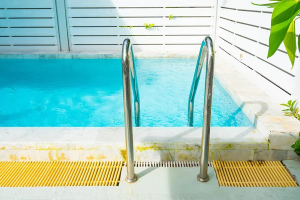 Gyönyörű szabadtéri úszómedence a hotelnél — Stock Fotó