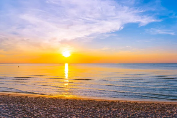 Gyönyörű szabadtéri trópusi természeti táj a tenger strand sunr — Stock Fotó