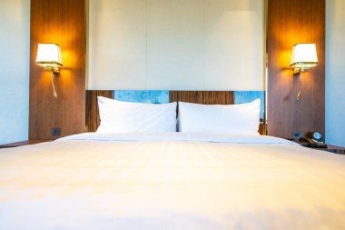 Yatakta güzel rahat beyaz yastık