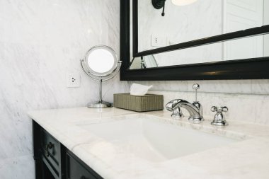 Güzel lüks beyaz lavabo ve bathroo facuet su iç