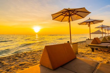 Şemsiye ve sandalye yastık çevresinde bea güzel manzara ile