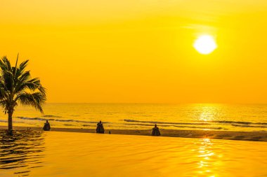 Swimmi etrafında hindistan cevizi palmiye ağacı ile güzel manzara açık