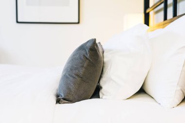 Hafif lamba ile yatakta güzel lüks rahat yastık