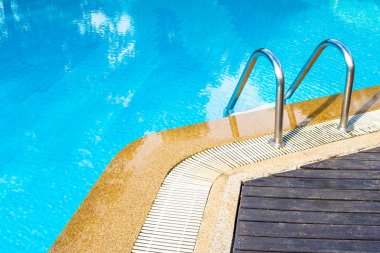 Merdivenli otel beldesinde güzel açık yüzme havuzu