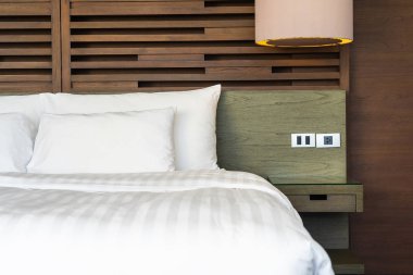 Hafif lamba ile yatakta güzel lüks rahat yastık