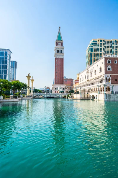 Belo edifício de arquitetura de veneziano e outro hotel reso — Fotografia de Stock