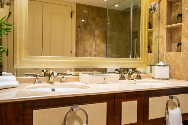 Красивый кран роскоши и раковина украшения в ванной комнате — стоковое фото