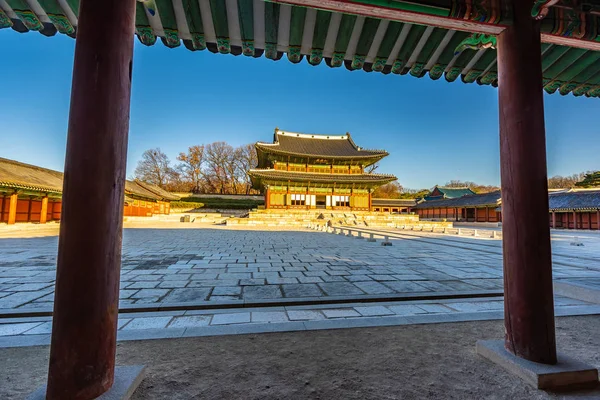 Hermoso edificio de arquitectura palacio Changdeokgung en Seúl ci —  Fotos de Stock