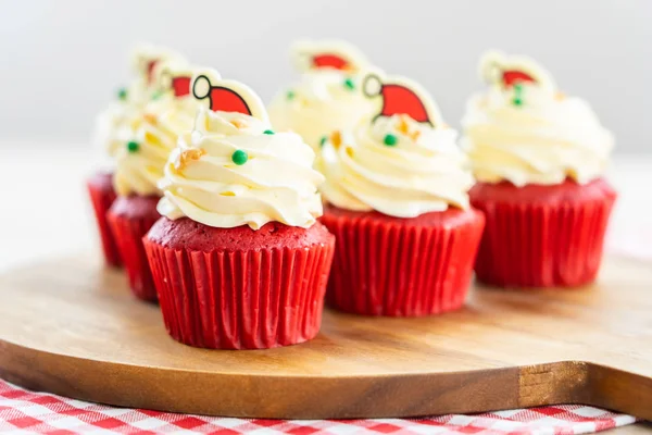 Dulce postre con magdalena de terciopelo rojo — Foto de Stock