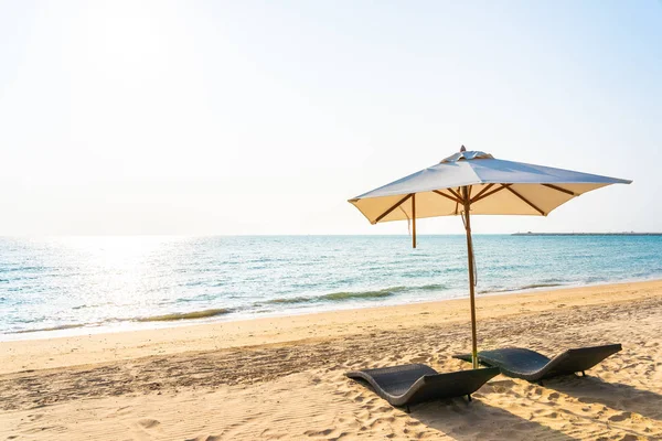 Sandalye şemsiye ve sk güzel plajı deniz okyanusta lounge