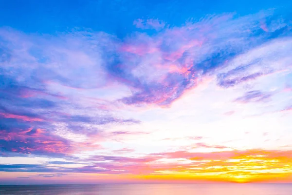 Bela paisagem natural tropical ao ar livre do mar oceano no sunr — Fotografia de Stock