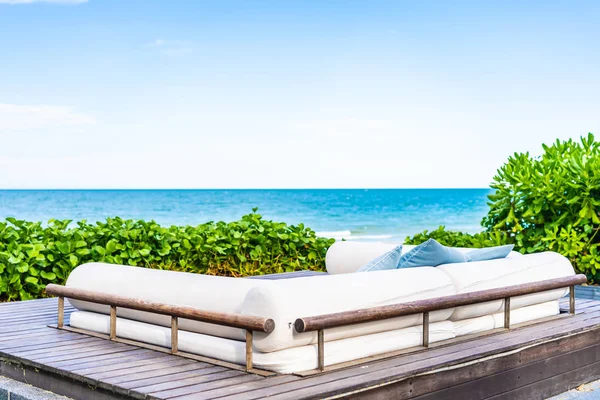 Almohada en la decoración del sofá casi playa mar y océano para el ocio — Foto de Stock