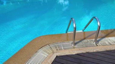 tatil beldesinde yüzme havuzu doğal görüntüleri