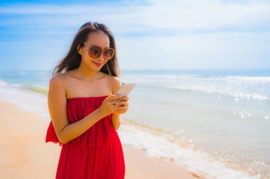 Cep telefonu veya mobil p kullanarak portre güzel genç Asyalı kadın