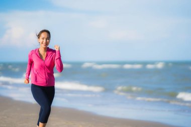 Portre güzel genç Asyalı kadın çalışan ve t üzerinde egzersiz