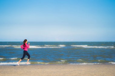 Portre güzel genç Asyalı kadın çalışan ve t üzerinde egzersiz