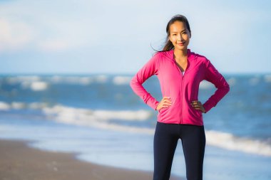 Portre güzel genç Asyalı kadın çalışan ve t üzerinde egzersiz