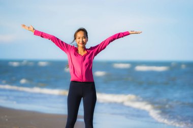 Portre güzel genç Asyalı kadın çalışan ve t üzerinde egzersiz