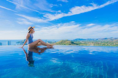 Asyalı genç gülümsemek güzel kadın portre mutlu dinlenmek