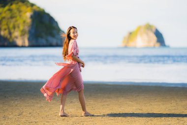 Portre genç güzel Asyalı kadın gülümseme ve mutlu yürümek