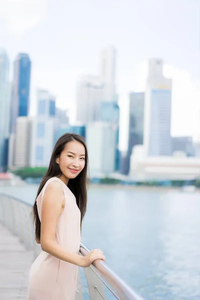 Mooie Aziatische vrouw glimlach en blij om te reizen in singapore cit — Stockfoto