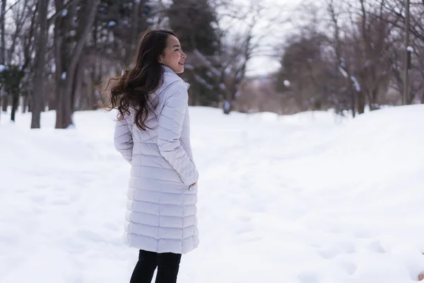 Bela jovem ásia mulher sorrindo feliz para viagem no neve ganhar — Fotografia de Stock