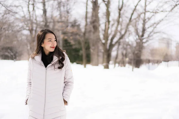 Bela jovem ásia mulher sorrindo feliz para viagem no neve ganhar — Fotografia de Stock